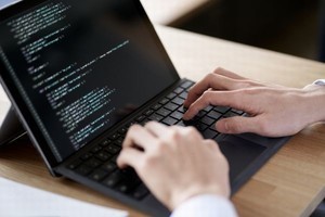 業務で使うプログラミング言語1位は「Java」、今後取得したい言語1位は？