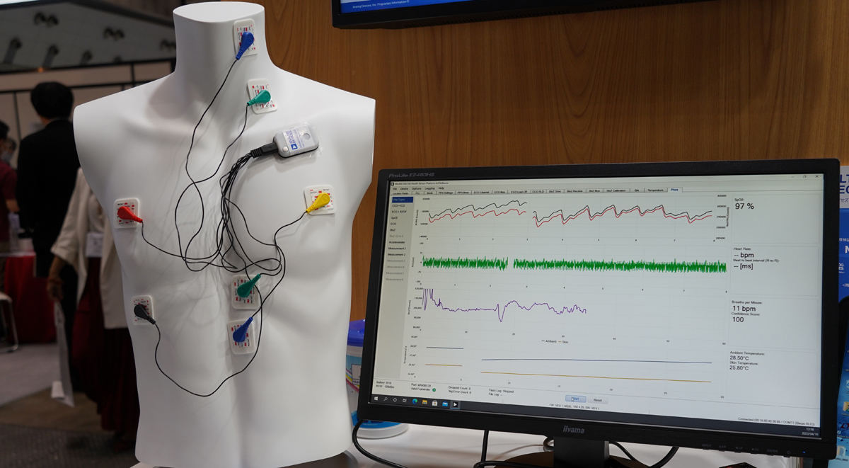 情報処理アルゴリズムを搭載するMCUを採用し、計測した情報を可視化された状態で評価できる臨床グレードの生体情報計測パッチ「MAXREFDES106」