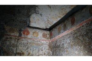 ナポリ市街地の地下でギリシャ時代の埋葬室を発見！　名古屋大学など