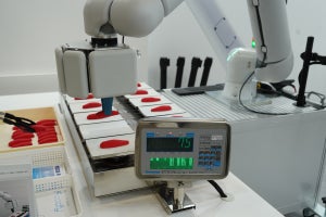 デンソーが困難な作業工程を自動化できる協働ロボットなどを展示‐FOOMA JAPAN 2023