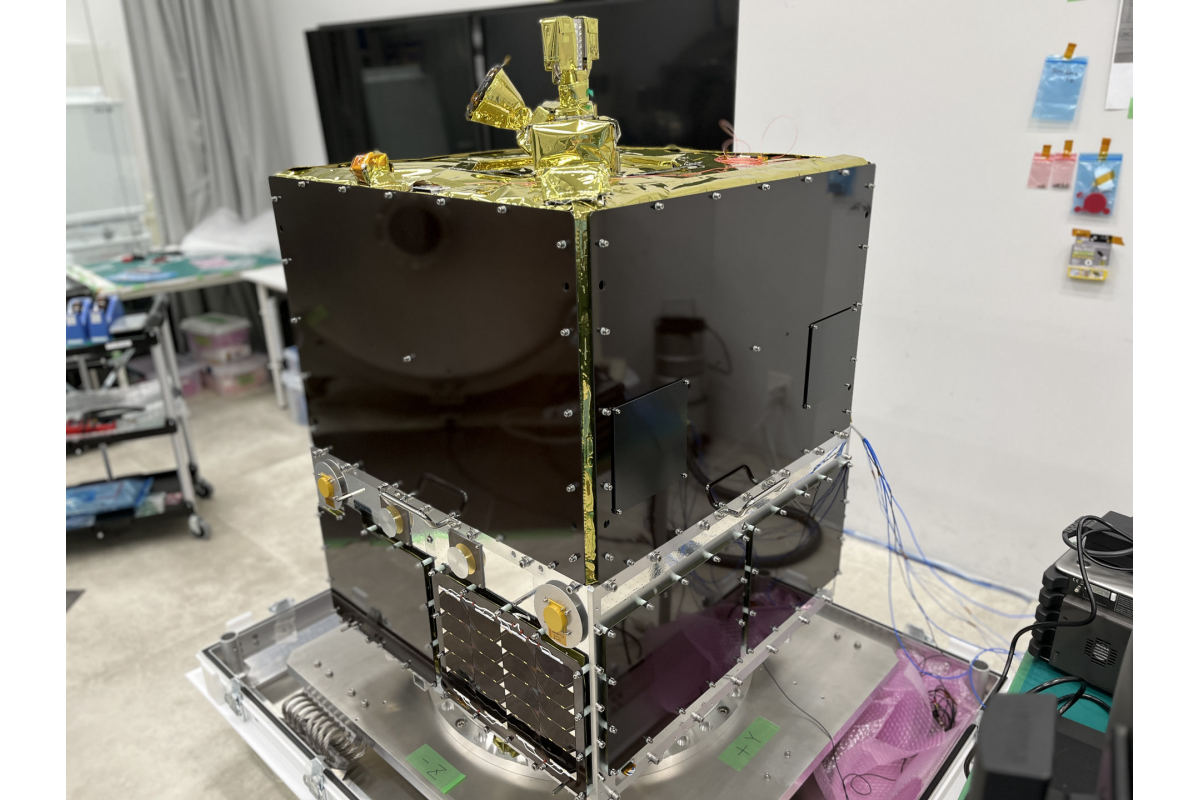 人工流れ星衛星3号機(ALE-3)のエンジニアリングモデル。