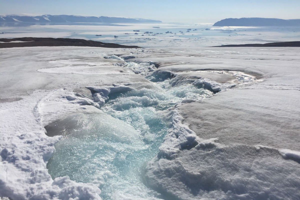 グリーンランド北西部カナック氷河の融け水。この水が流れる音が音響センサで測定された。