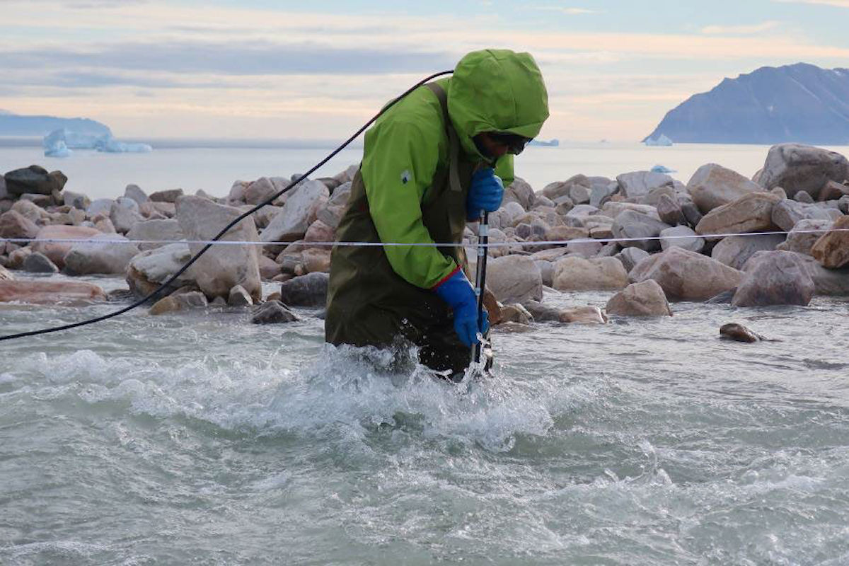 通常の河川の流量は、冷たい水流の中で大変な労力をかけて行う。今回の研究では、このようにして測定された流量が、音響センサで記録されたシグナルとの比較がなされた。