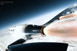 ヴァージンの宇宙船「スペースシップツー」が運航開始 - 初の商業飛行に成功