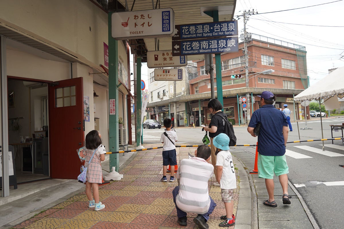 それぞれの謎は世代を問わず楽しめる難易度で、参加者は幅広い年齢層にわたった。特に家族連れが多く見られ、小さな子どもが保護者と協力しながら取り組む姿も多く見られた。