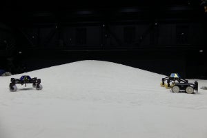 JAXAなど、月面の着陸拠点構築を目指した小型ロボットによる整地作業をデモ