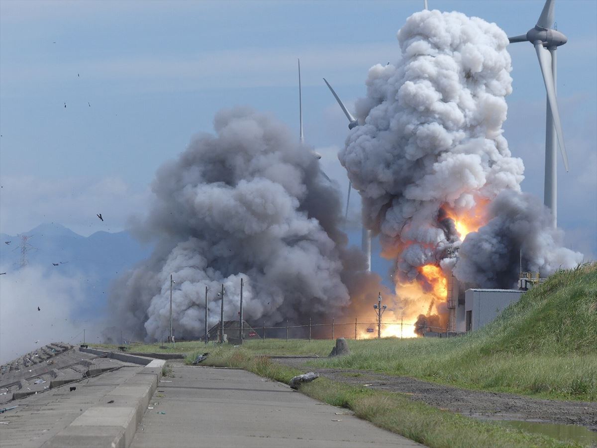 地上燃焼試験中に爆発したイプシロンSロケット第2段モーター