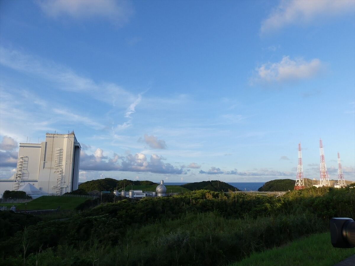 VAB(大型ロケット組立棟)とH-IIAの第1射点