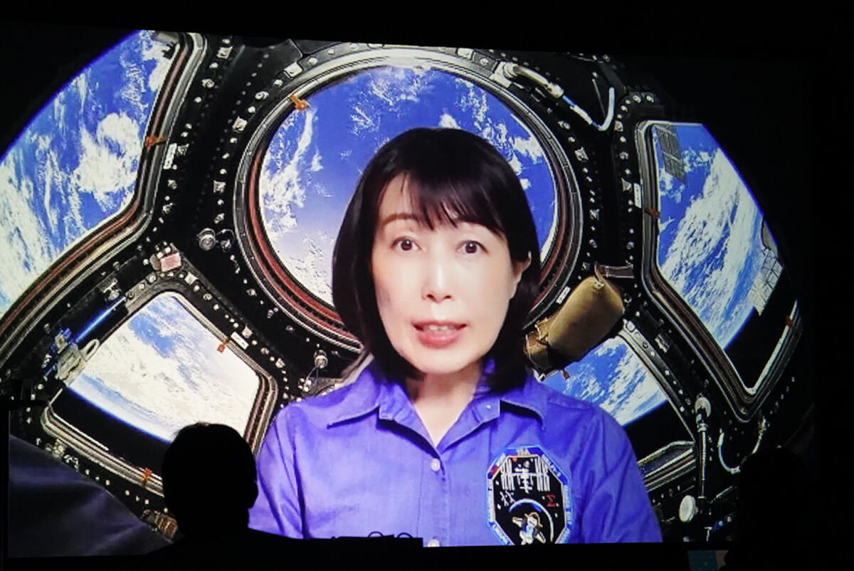 動画にて製品発売を祝う山崎直子宇宙飛行士