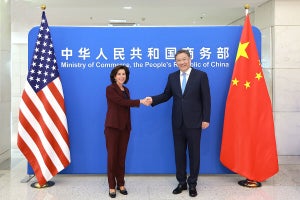 米国のレモンド商務長官が訪中、中国商務部の王部長と北京で会談