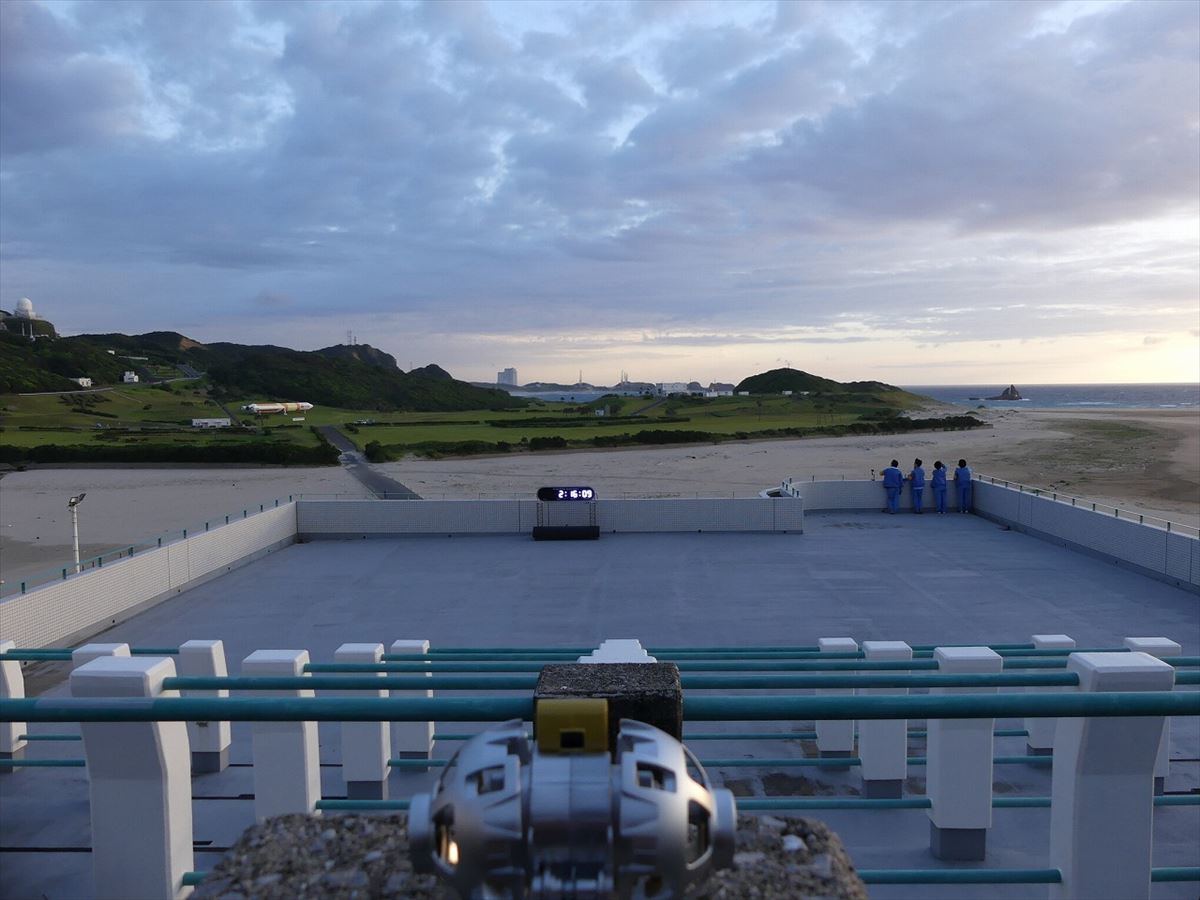 打ち上げの2時間前はこんな空だった。ちょっと雲が多い