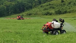 NTT Comら、牧草地の雑草をピンポイント除草する実証実験を北海道で開始