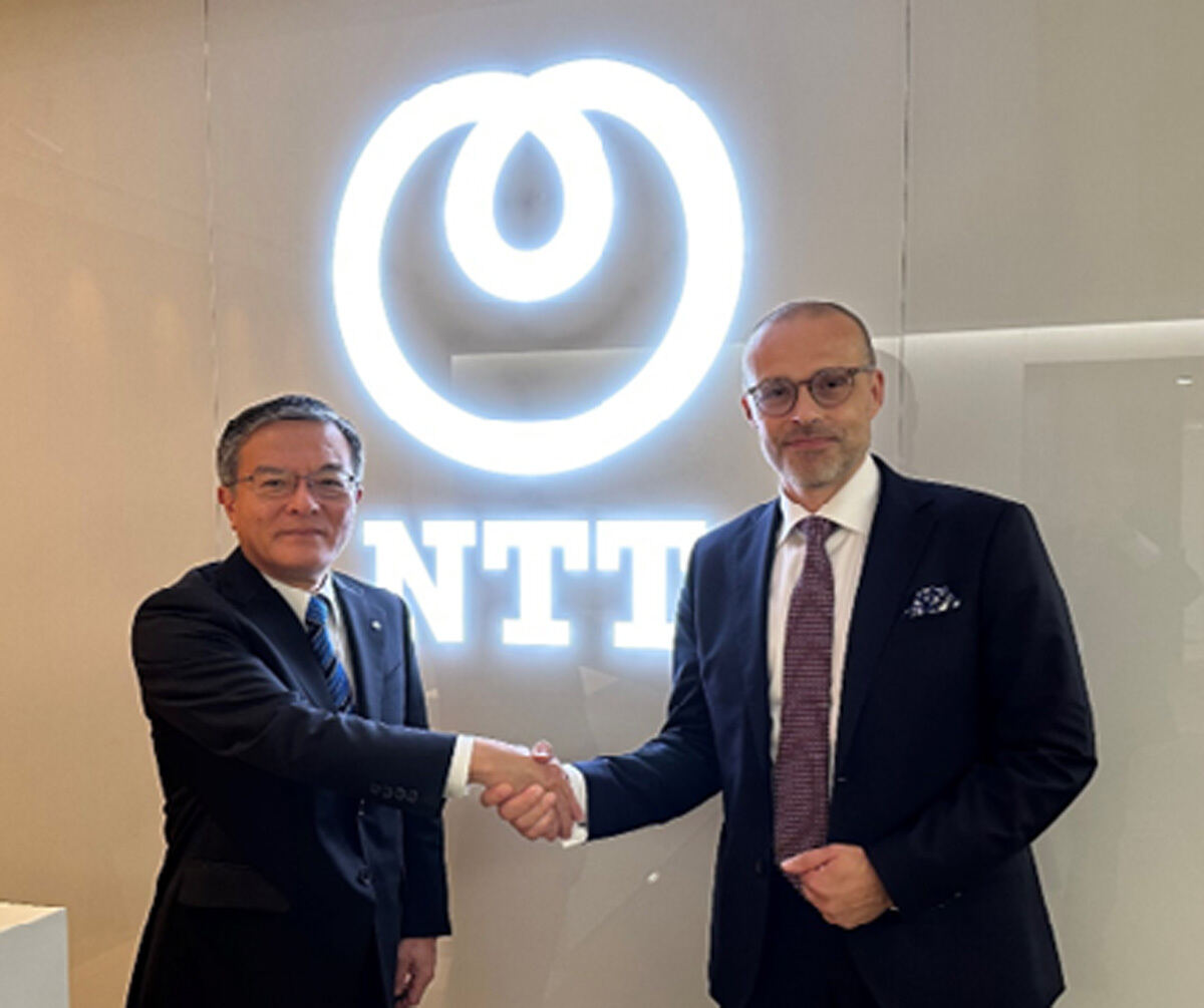 NTT社長の島田明氏（左）とBC Platforms AGのCEO Tero Silvola（左）