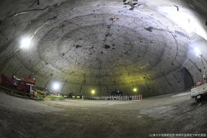 ハイパーカミオカンデ実験施設の本体空洞ドーム部が完成 - 2027年運転開始へ前進