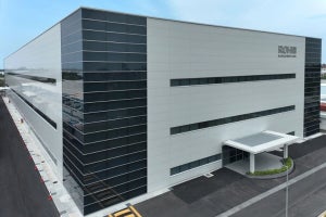 ロームがマレーシア工場に新棟竣工、アナログICの生産能力強化