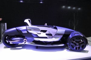 ヤマハがマシンとの一体感を味わえる3輪EVスポーツカーを披露　Japan Mobility Show