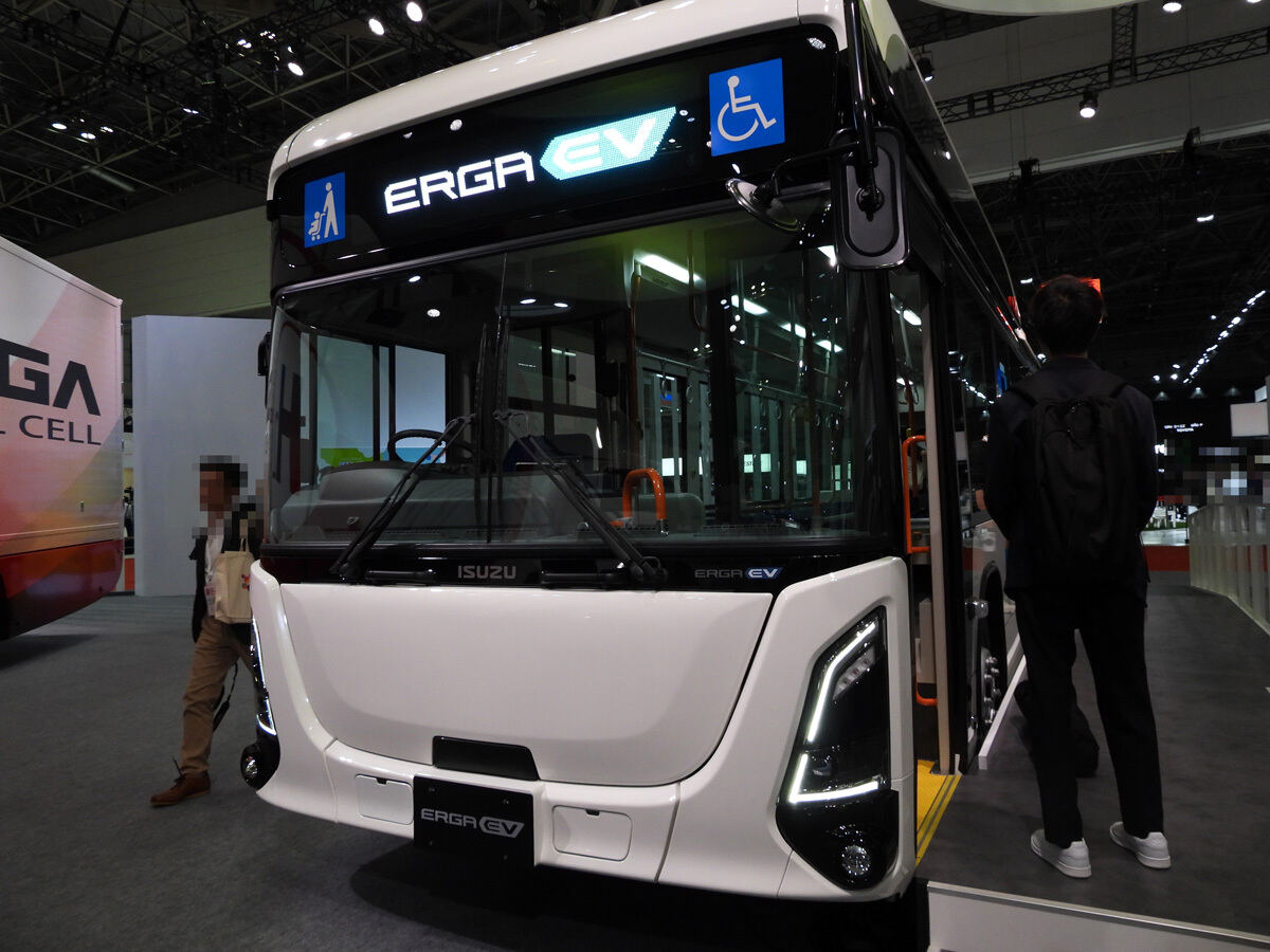 前から見たバッテリーEVのフルフラット路線バス「ERGA EV」の外観