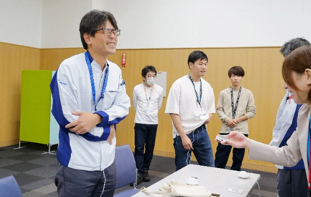 生理痛を体験しているパナソニック コネクトの男性社員(提供:パナソニック コネクト)