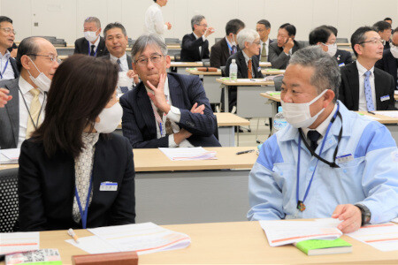 DNP各社の社長・役員を対象とした「アンコンシャス・バイアス研修」の様子(同社資料より)