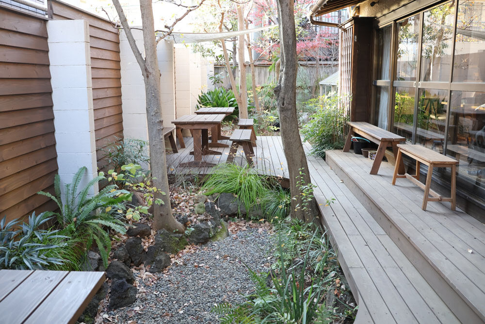 カフェで購入したコーヒーも飲める施設内の屋外スペース「nokutica Pocket Park」