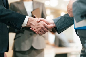 三菱商事とKDDIがローソン共同経営へ、3社が資本業務提携契約を締結