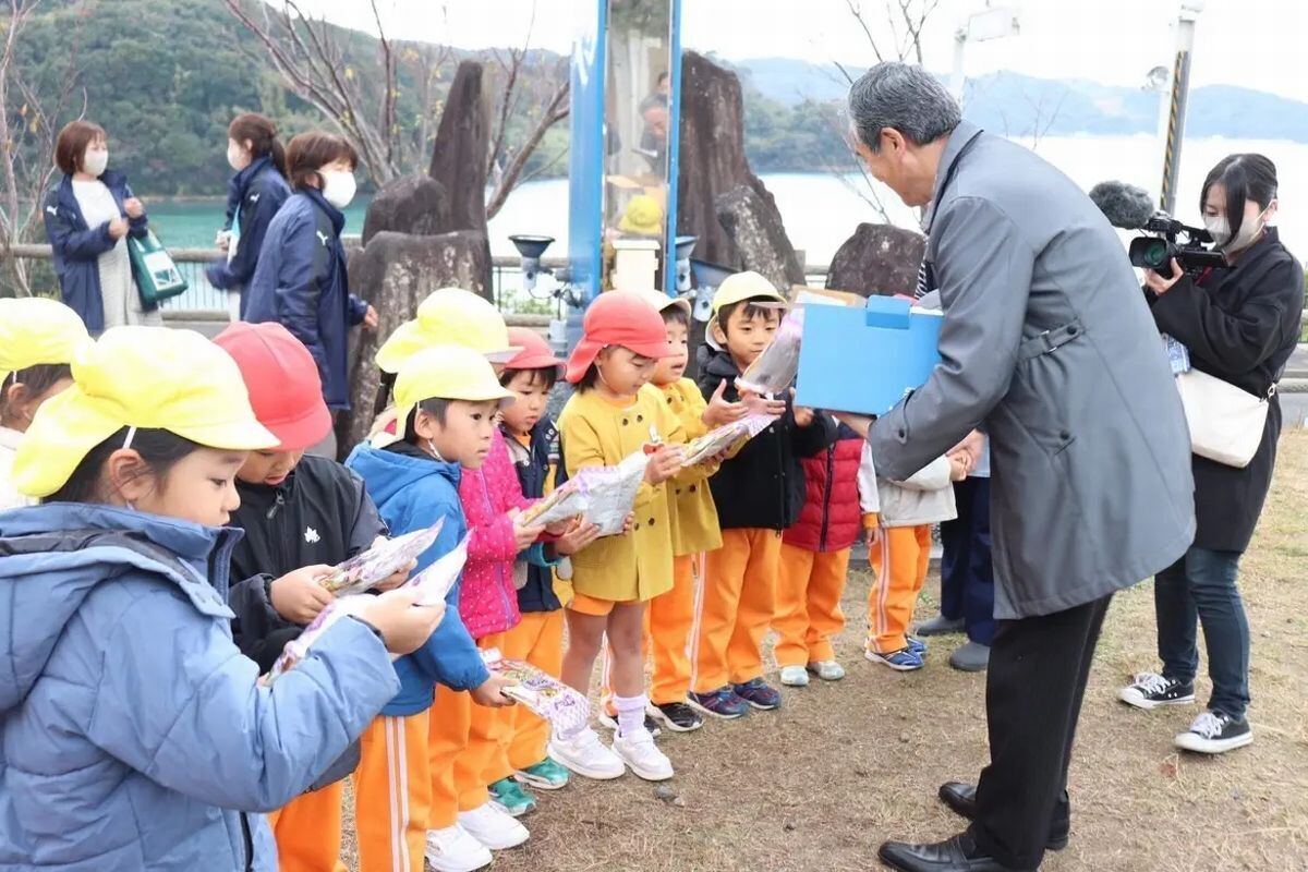 2023年11月の実証実験でドローンで届けられたお菓子を見学にきた園児に振る舞う友田市長(道の駅鷹ら島)