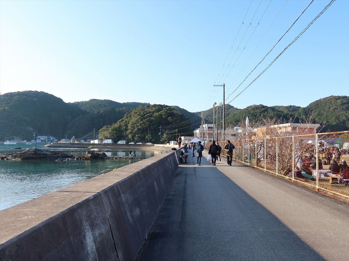 あっという間に到着。向こうに見えるのが旧浦神小学校だ