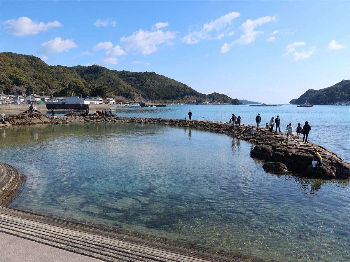 小学校の目の前には、綺麗な海が広がる