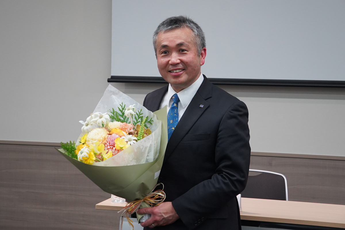 花束を抱えた若田氏