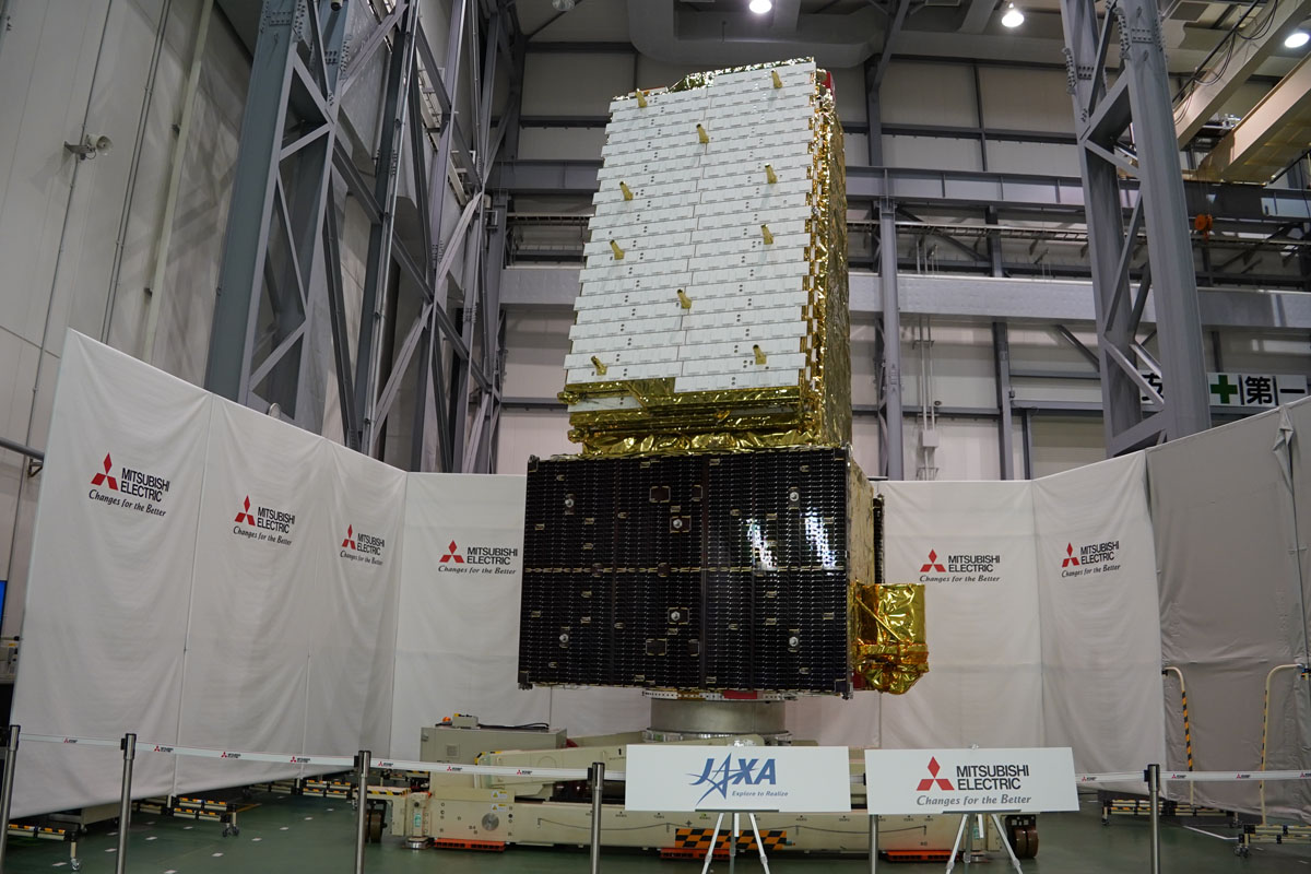 2024年3月11日に報道陣に公開された先進レーダー衛星「だいち4号」(ALOS-4)の機体