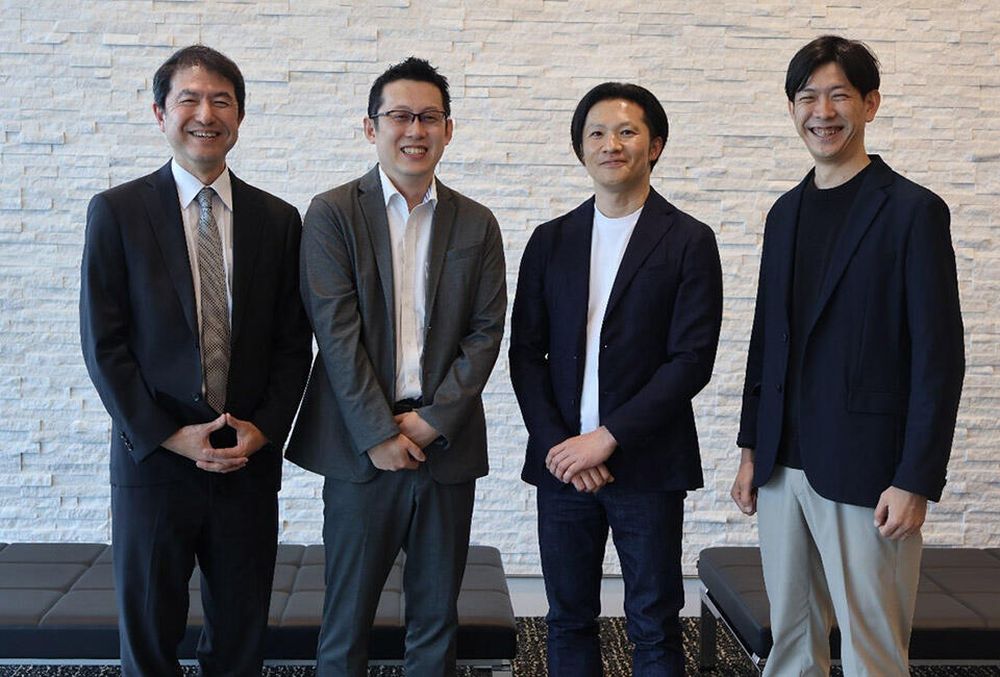 左からNSSOL 流通・サービスソリューション事業本部 営業本部長 長尾貴章氏、NSSOL 流通・サービスソリューション事業本部 DXビジネス･イノベーションセンター所長 呉正大氏、Allganize 代表取締役CEO 兼 Allganize Holdings Co-Founder 佐藤康雄氏、Allganize Solution Sales Manager 日本国弁護士・ニューヨーク州弁護士 池上由樹氏