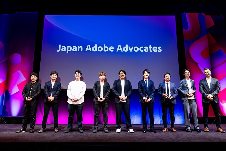 左から、KDDI 神戸崇人氏、マクニカ 嶋内宏和氏、花王 高嶋智也氏、パーソルキャリア 小林裕氏、アステラス製薬 大石幸太氏、マイナビ 唐啓祐氏、ローム 平山将希氏、日本ビジネスシステムズ 三田村国樹氏、アドビ デジタルエクスペリエンス事業部マネージングディレクター　ジョージ フロニス氏