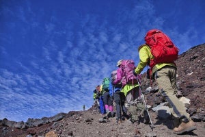 富士山で位置情報の提供による登山者の安全確保と人流データを活用した実証実験