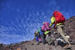 富士山で位置情報の提供による登山者の安全確保と人流データを活用した実証実験