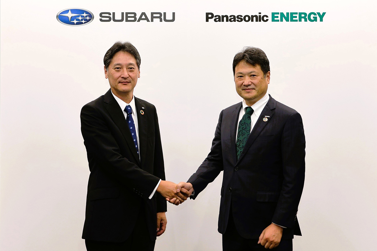 SUBARUの大崎篤代表取締役社長とパナソニック エナジーの只信一生社長執行役員