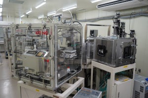 産総研、ペロブスカイト太陽電池の自動作製システムを開発し研究加速に貢献