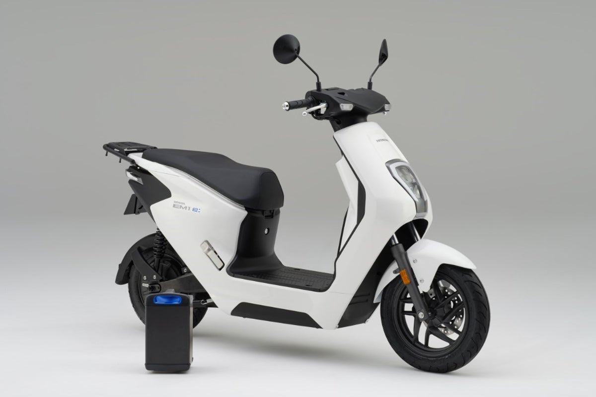 Hondaの電動二輪コミューター「EM1 e:」と交換式バッテリー「Honda Mobile Power Pack e:」