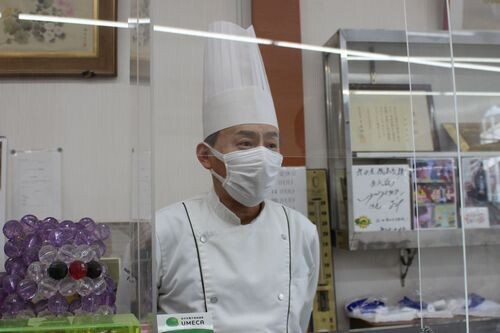 丸田屋総本店 第19代目の店主の田村昌義さん験の様子