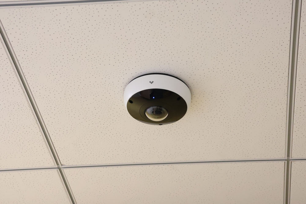 NOC、SOCエリアは担当者のみ入退出できるようにICカードに加え、監視カメラにより厳格に管理している