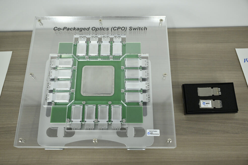 ボード間を光信号で接続する光電融合デバイス
