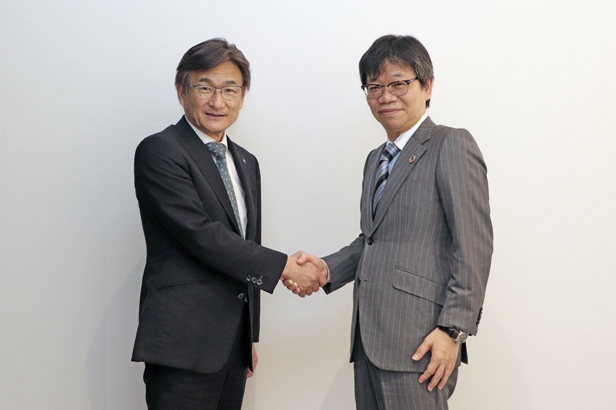 握手を交わすマツダ取締役専務執行役員兼CTOの廣瀬一郎氏とローム取締役専務執行役員の東克己氏