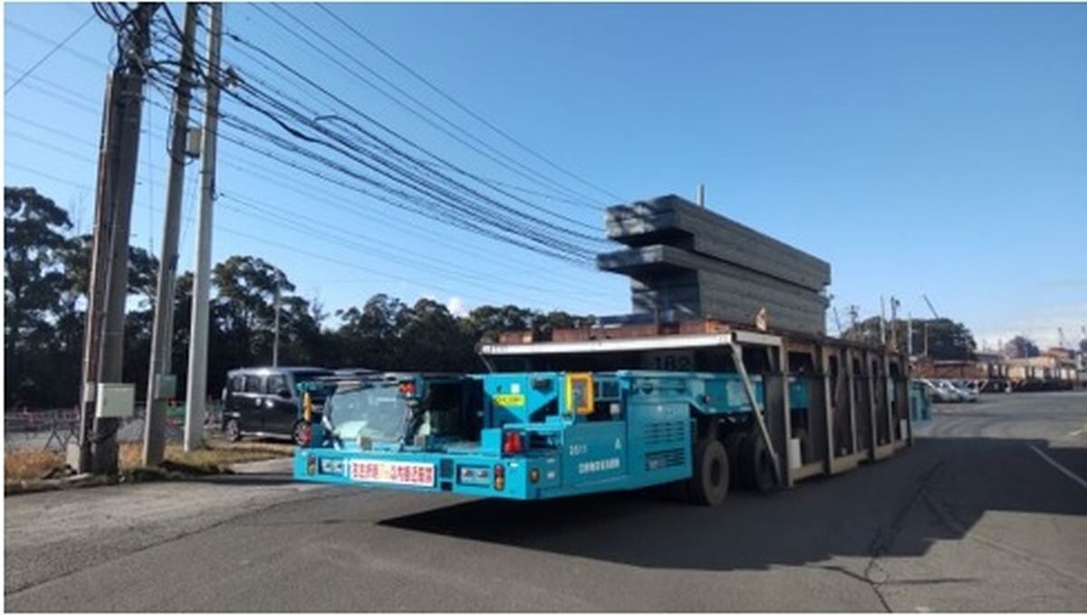 鋼材とパレットを載せた大型特殊車両
