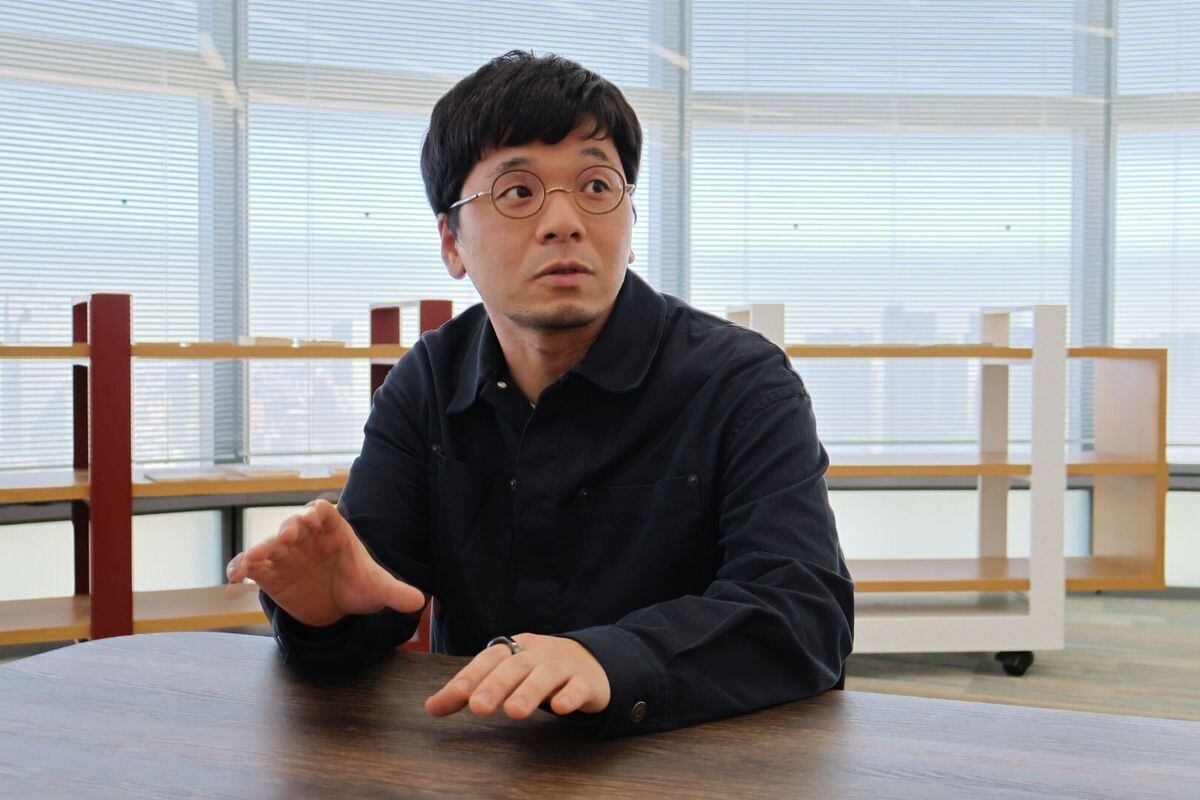 「おぼえたことばのえほん」の仕組みに関して説明する油井氏