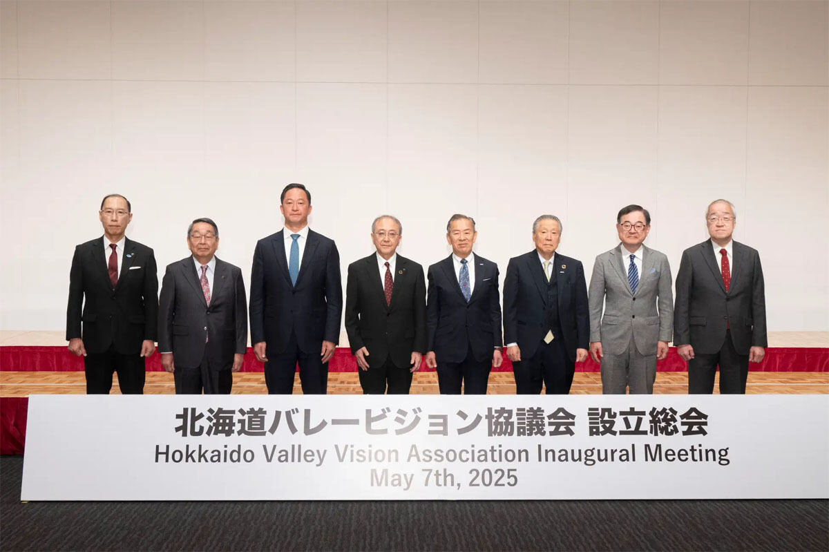 協議会を構成する産官学の代表者たちによる記念撮影
