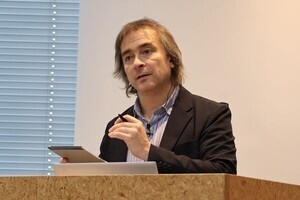 AWS、新量子チップ「Ocelot」など量子コンピューティングの取り組みを説明