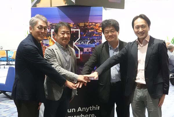 左からニュータニックス・ジャパン 執行役員 Field  CTO 兼システムエンジニア統括本部長の荒木裕介氏、東芝デジタルソリューションズ デジタルエンジニアリングセンター マネージドサービス・インフラビジネスユニット 統括責任者の落合信氏、東芝インフォメーションシステムズ 技術統括責任者 フェローの濁川克宏氏、ニュータニックス・ジャパン 代表執行役員社長 金古毅氏
