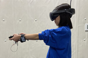VRの飛行体験で高所恐怖症を軽く 「落ちても飛べる」予測を獲得、NICT