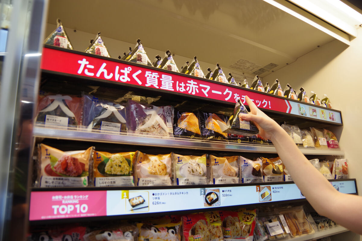 手に取った商品に応じてサイネージが変わる