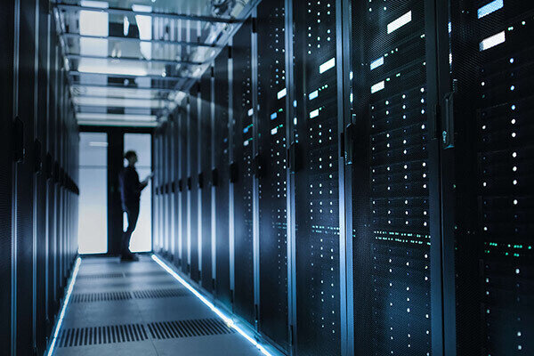 サーバの輸送から設置まで一貫サポート、郵船ロジがDC物流サービス提供開始