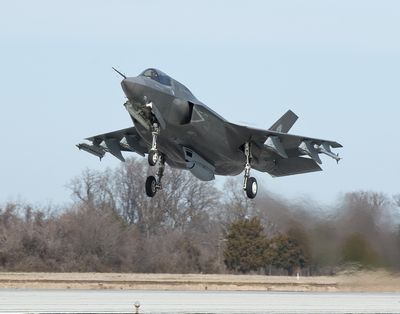 機関砲ポッドを取り付けた状態のF-35B 写真 : US Navy